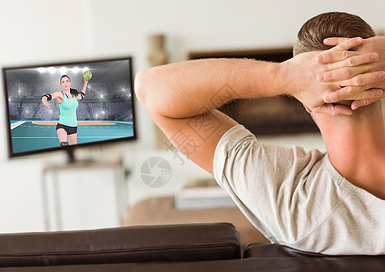 在家电视上看打手球的人图片