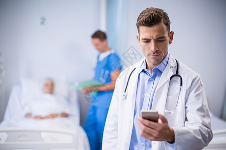 使用移动电话的医生手机医院技术拨号职场专家男性保健工作沟通图片