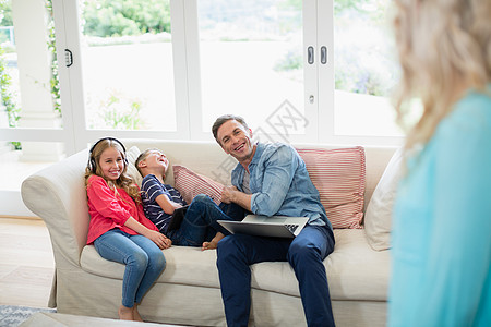父亲和孩子们在客厅玩得开心图片
