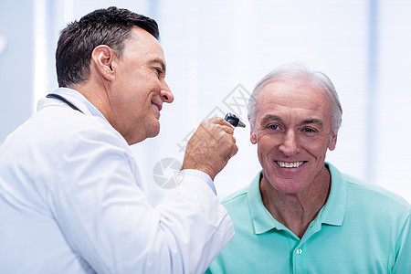 医生用眼科检查病人耳朵耳部放射科访问耳镜诊断耳鼻喉科卫生职业男人男性专家图片