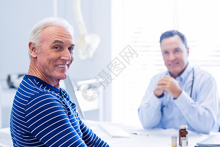 高级病人在诊所微笑的肖像背景图片