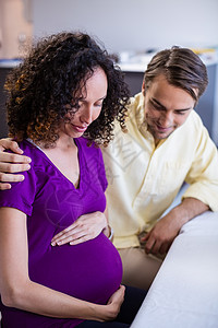 孕妇触摸其肚子服装孕妇装母性亲密感怀孕腹部感情保健医疗孕产图片