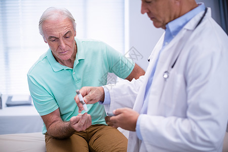 检查高级病人血糖的医生保健男性体格实验室外套医院测试访问诊所职业图片