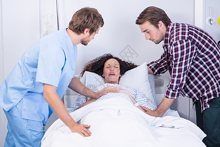 医生和男人在病房中抚慰孕妇职场医师医院工作女士怀孕夫妻情况保健服务图片