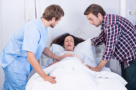 医生和男人在病房中抚慰孕妇职场医师医院工作女士怀孕夫妻情况保健服务图片