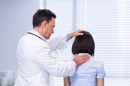 检查女性患者颈部的医生脊椎按摩职业病人保健理疗整骨师身体实验室诊所图片