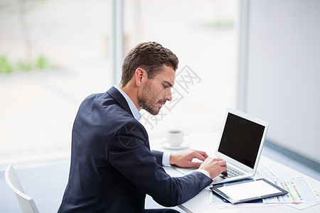 服务台使用膝上型电脑的商务人士办公互联网网络电话平板男性公司中心技术职业图片