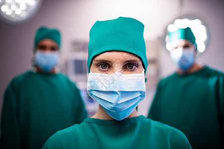 站在手术室的女性外科医生的肖像卫生口罩人员咨询放射科退休女士治疗磨砂膏专注图片