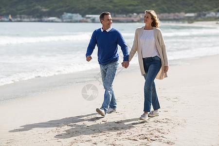 成年夫妇步行时手握手女士团结乐趣支撑男人活力亲密感夫妻力量娱乐图片