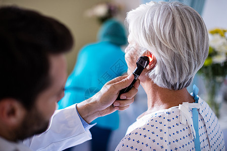 医生用眼科检查病人耳朵耳部咨询医院退休诊断专注药物治疗医师男人保健女士图片