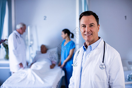 男医生在病房里微笑的肖像治疗专家老年职业诊断咨询卫生制服病人保健图片