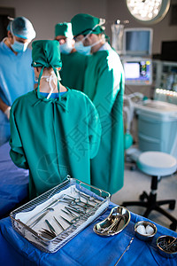 医疗队在手术室进行手术 由医疗队负责托盘人员放射科卫生团队表演退休外科医生女士图片