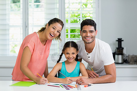 父母和女儿在家里厨房里画画闲暇住所女性桌子男人房子铅笔孩子母亲绘画图片
