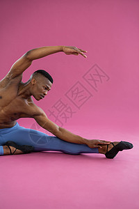 Ballerino 练习芭蕾舞舞蹈活力男人舞蹈家粉色肌肉现代舞背景生活男性艺术图片
