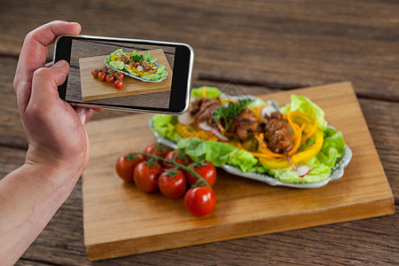 玉石拍摄图片摄影记者用智能手机点击一张食品图片美食木头活动技术屏幕照片亲密感活力营养闲暇背景