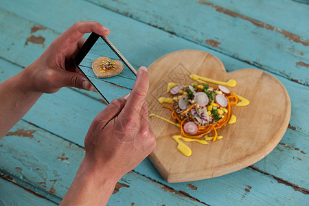 摄影记者用智能手机点击一张食品图片感情闲暇技术创造力亲热艺术家屏幕艺术生活营养图片