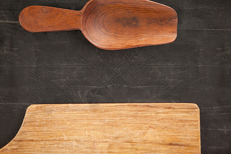 木板和木勺厨房迷迭香草本植物炊具烹饪洋葱厨具勺子红色营养图片