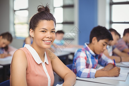 在课堂上坐在书桌的女学生智力学校功课知识男性青少年教育学生同学沉思图片