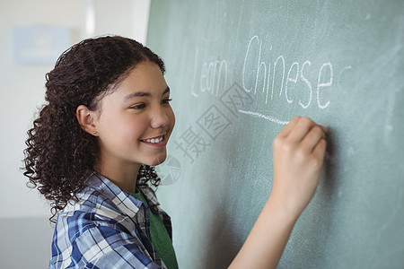 快乐的女学生假装在课堂上当老师图片