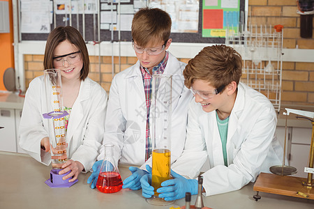 在实验室进行化学实验的在校学生儿童 学龄前图片