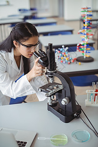 在实验室通过显微镜观察怀孕女学生的情况在实验室学生青春期电脑专注项目科学生物女性物理技术图片