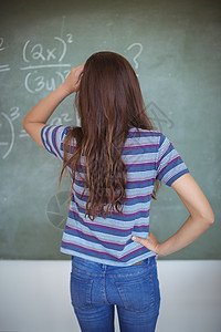 在课堂上装作老师的女学生的视觉观感青春期知识学生黑板闲暇教学学习沟通智力青少年图片