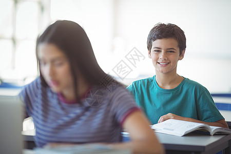 快乐的男学生在课堂学习的肖像女性教育友谊家庭作业沟通女孩同学男生青春期智力图片