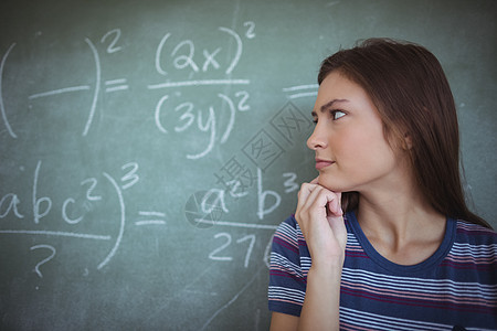 女学生在课堂上假装是老师教育女性学生青少年黑板想像力知识成就服装演讲图片