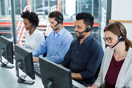 工作团队在办公室服务台使用计算机的有头头顶的商业主管的企业经理女士奇观互动呼唤职场技术电脑管理人员男人人士背景