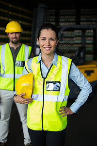 工厂工人在饮料生产厂站立的肖像职业运输制造业技术工作员工屏幕专注沟通女士图片