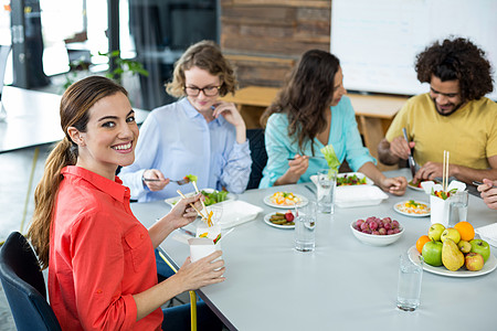 办公室有饭食的笑脸商业执行官休息男人沟通男性沙拉团队健康饮食盘子女士休闲图片