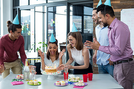 商界人士庆祝同事生日庆功会 纪念同僚生日甜食生活现实男人庆典诱惑商业茶点战略商务背景图片