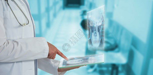 使用玻璃作为富有想象力的数字平板电脑3d的中区女医生综合图象图片
