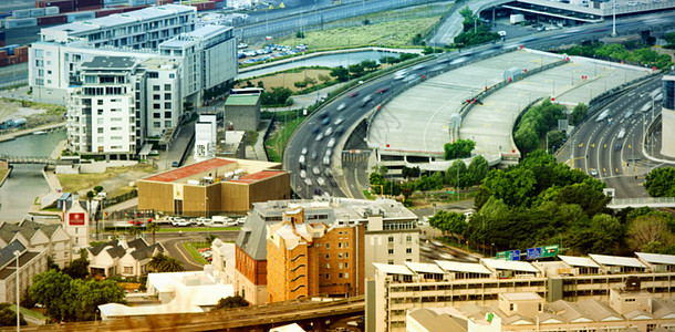 与城市道路对撞的建筑图片