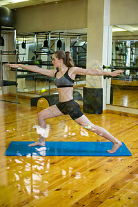 做瑜伽的漂亮女人女性生活现实屏幕健身室平衡福利青年专注运动垫图片