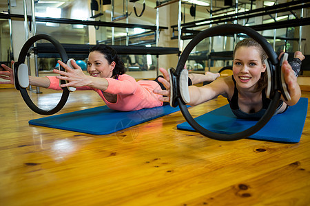 适合妇女运动的Pilates环专注友谊生活方式控制学地面运动垫团队健身房灵活性快乐图片