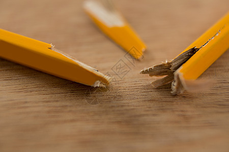 木底木本底的黄铜铅笔图片