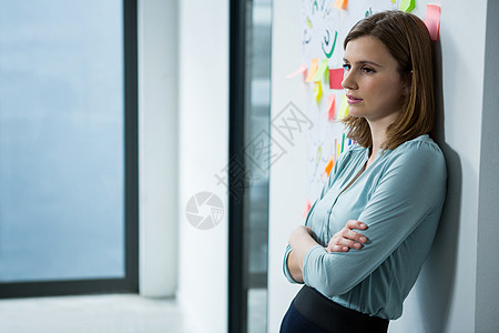 女性图形设计师在创造性办公室中手牵手站立的女绘图设计员双臂屏幕电话技术走廊商业手机双手生长公司图片