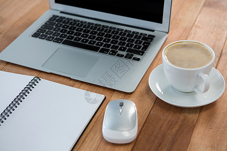配有组织者和膝上型电脑的咖啡工作泡沫杯子职场饮料桌子感情沟通老鼠屏幕图片
