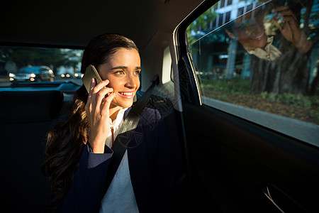 商业执行官在汽车移动电话上交谈玻璃旅游快乐呼唤安全带技术童年出租车女性电话图片