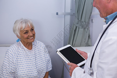 医生与病房中高级病人的接触病号女性疾病触摸屏医院快乐友谊药物治疗数位板沟通图片