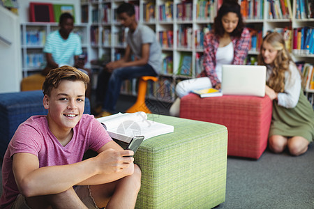 学生在图书馆中拥有手机的学生图片