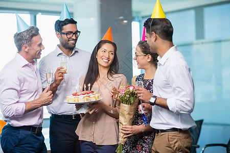 欢庆生日的有笑气的商业同事女性糕点气球奇观童年企业家快乐乐趣工作商务图片