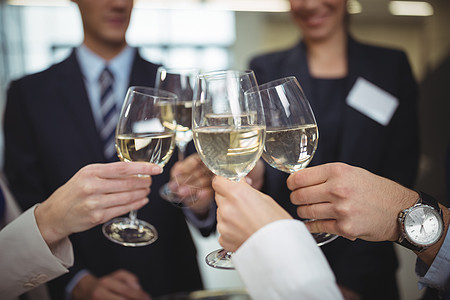 商务人士为香槟杯敬酒者们商业工作女性职业饮料管理人员办公室职场男人同事图片