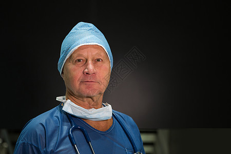 洗涤剂中男性外科医生的肖像眼镜口罩咖啡手术专注老年闲暇安全专家医务室图片