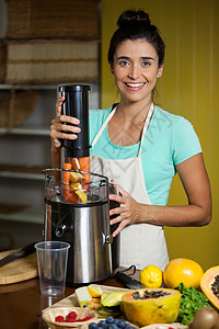 制作果汁的店助理 微笑着笑容的肖像柠檬覆盆子饮料职业女性商业营养职员娱乐准备图片