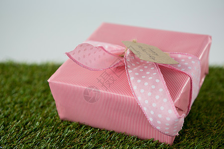 在草地上贴着快乐母亲日日标签的礼品盒图片