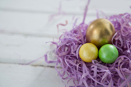 金色复活节彩蛋 两个在巢里涂满的鸡蛋情怀传统耐力展示盛宴娱乐纪念品挑战礼物技术图片