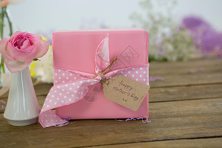 木表面的礼品盒和花花瓶花瓶孕产丝带愿望母亲耐力挑战桌子创造力卡片图片
