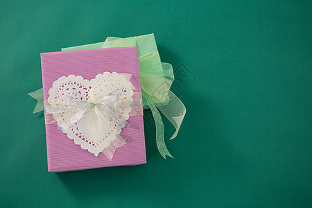 绿色背景的礼品盒在绿色背景下宠物脆弱性礼物盒糕点诱惑礼物耐力庆典传统节日图片